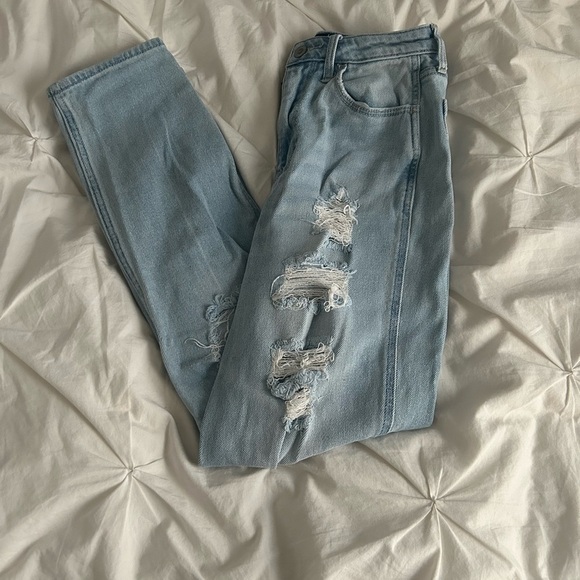 Hollister Curvy Ultra High-Rise Mom Jean - Picture 4 of 6